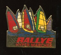 Pin's - Bateau Voilier Rallye Hypermarche Planche à Voile - Segeln