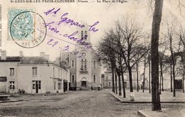 S 1  - 534   -  St - GERVAIS - Les - TROIS - CLOCHERS  -  ( 86 )  -  La  Place  De  L ' Eglise   - - Saint Gervais Les Trois Clochers