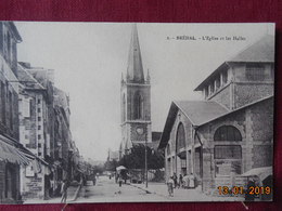Delcampe - CPA - Bréhal - L'Eglise Et Les Halles - Brehal