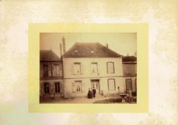Photo Albuminé 19ème Siècle, Famille Devant Maison Format Photo 12/19 Carton 23/30 - Alte (vor 1900)