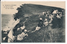 CPA 76 BERNEVAL SUR MER Un Bain De Soleil Sur Les Falaises - Berneval