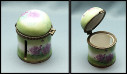 Distributeur De Roulettes En Porcelaine, Cerclage Bronze, à Décor De Roses Sur Fond Vert, Marqué "VTCO", Diam. 45mm, H.6 - Stamp Boxes