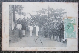 Cote D'ivoire Honneurs Rendus Au Drapeau Dans Un Poste Militaria   Cpa Timbrée  Afrique Noire - Ivory Coast