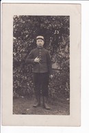 Carte Photo D'un Militaire En Uniforme Dans Un Jardin (de Châtelaudren- Voir Scan Du Dos) - Châtelaudren