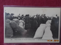 CPA - Une Foire En Basse-Normandie - Le Marché Aux Laines - Foires