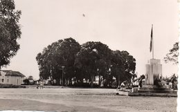 MOYEN CONGO POINTE NOIRE VILLAGE AFRICAIN PLACE DE LA FONTAINE ANIMEE CARTE PHOTO DENTELEE - Pointe-Noire