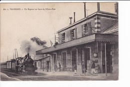 661 C. VALOGNES - Un Express En Gare De L'Ouest-Etat - Valognes