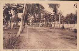 DAHOMEY----KOTONOU--une Des Rues Dans La Ville Sous Les Cocotiers---voir 2 Scans - Dahomey