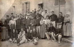 CPA 2452 - MILITARIA - Carte Photo Militaire -  Un Groupe De Soldats & Civils - Régiments