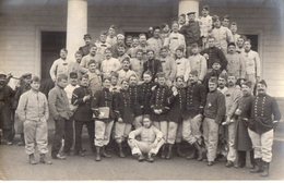 CPA 2453 - MILITARIA - Carte Photo Militaire -  Caserne Militaire & Un Groupe De Soldats - VINCENNES ? - Regiments