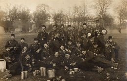 CPA 2455 - MILITARIA - Carte Photo Militaire - Un Groupe De Soldats D'Infanterie Au Camp Militaire De ?? - Regiments