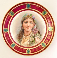 XX. Sz. Eleje: Cigánylány. Cseh Porcelán Tál. Matricás, Részben Kézzel Festett. Aranyozáson Apró Kopás D:34 Cm / Beginin - Autres & Non Classés