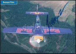 Besenyei Péter(1956-) Műrepülő Pilóta Aláírása Egy Red Bull Air Race-es Kártyán - Autres & Non Classés