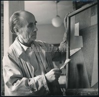 1965 Kassák Lajos (1887-1967) Avantgárd Festőművész és író Festés Közben, Publikált Fotó, 18×18 Cm - Sonstige & Ohne Zuordnung
