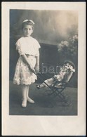 Cca 1905 Kislány Nagy Porcelán Játékbabával, Fotólap, 14×9 Cm - Sonstige & Ohne Zuordnung