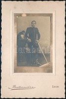 Cca 1900 Francia Katonatiszt Portréja, Fotó Kartonon, Lyon, Brotonmiére Műterméből, Az Egyik Sarkán Hiánnyal, 8x6 Cm - Autres & Non Classés