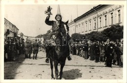 T2/T3 1940 Máramarossziget, Sighetu Marmatiei; Utcarészlet, Bevonulás, Lovaskatona Virágcsokorral / Street, Entry Of The - Sin Clasificación