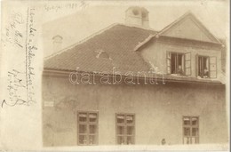 * T2/T3 1907 Eperjes, Presov; Kossuth Lajos Utca Galambdúcz-ház, Két Joghallgató Diák Az Ablakban / Street View, Two Law - Ohne Zuordnung