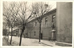 ** T2 Érsekújvár, Nové Zámky; Ferencesek Kolostora Télen, Fodrász / Cloister In Winter, Hairdresser - Non Classés