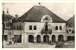 T2 Jolsva, Jelsava; Városháza, Kaufmann Jenő üzlete, Benzin Töltőállomás. Glósz Barnabás Kiadása / Town Hall, Shops, Gas - Sin Clasificación