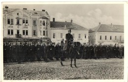 T2 1938 Léva, Levice; Bevonulás, Kálvin Udvar, Vörösmarty, Bernát és Valasek üzletei, Gyógyszertár, Vendéglő / Entry Of  - Ohne Zuordnung