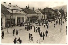 * T2/T3 1941 Kőrösmező, Jaszinya, Jasina, Yasinia; Ruszin Népviselet A Fő Utcán, Leibovits Bernát üzlete / Rusin Folklor - Non Classés