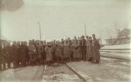 * T2/T3 1915 Veszprém, Frontra Induló Katonák Télen A Vasútállomáson / WWI K.u.k. Soldiers At The Railway Station. Photo - Non Classés