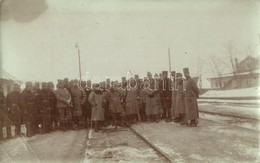 * T2/T3 1915 Veszprém, Frontra Induló Katonák Télen A Vasútállomáson / WWI K.u.k. Soldiers At The Railway Station. Photo - Zonder Classificatie