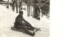 T2 Osztrák-magyar Katona Helyben Készített Szánkóval A Hóban / WWI K.u.K. Soldier With Sled In The Snow, Winter Sport In - Non Classés