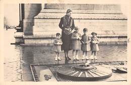 Thème Familles Royales   France:  La Comtesse Se Paris Et Ses Enfants A L'Arc De  Triomphe (voir Scan) - Royal Families