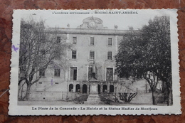 BOURG SAINT ANDEOL (07) - LA PLACE DE LA CONCORDE - LA MAIRIE ET LA STATUE MADIER DE MONTJEAN - Bourg-Saint-Andéol