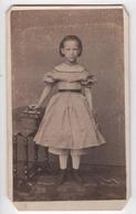 CDV Photo Originale XIXème Album Famille Davy CHERBOURG Enfant Julia Mêmes Habits Que Sa Soeur Par Rideau Cdv 2580 - Old (before 1900)