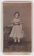 CDV Photo Originale XIXème Album Famille Davy CHERBOURG Enfant Amélie Mêmes Habits Que Sa Soeur Par Rideau Cdv 2581 - Old (before 1900)