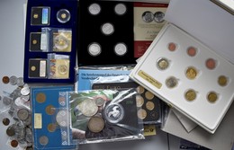 Alle Welt: Kleine Sammlung Diversen Münzen Und Medaillen, überwiegend Aus Abos, Dabei: Vatikan Premi - Sonstige & Ohne Zuordnung