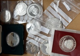 Alle Welt: Lot 9 Silbermünzen; Canada: 10 Dollars 1973, 20 Dollars 1986, 1987/Gibraltar: 25 New Penc - Autres & Non Classés