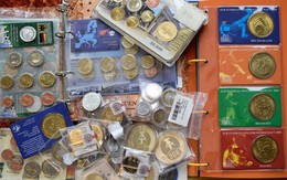 Alle Welt: Kleine Sammlung An Münzen Und Medaillen, Dabei U.a. Medaillen Zur Fußball WM 2006 Und Ein - Other & Unclassified