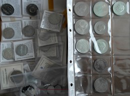 DDR: Eine Schachtel Mit über 40 Gedenkmünzen Sowie Ein Paar Umlaufmünzen Aus Der DDR, Dabei Auch 10 - Other & Unclassified