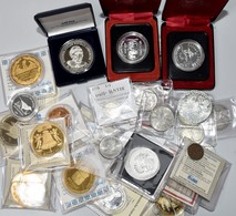 Medaillen: Kleines Lot Bestehend Aus 30 Münzen Und Medaillen. - Unclassified