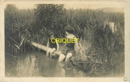 61 Laigle, Carte Photo Pionnière D'une Femme Et D'une Fillette Qui Font Trempette Dans Un Ruisseau - L'Aigle