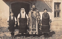 ¤¤  -    Carte-Photo D'un Pope Et De Femmes En Costume  -  MACEDOINE ? , GRECE ? , BULGARIE ?     -  ¤¤ - Nordmazedonien