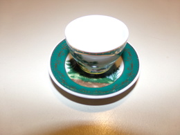 Miniature Tasse Et Soucoupe Verte, Blanche Et Liseré Or Décor Oiseaux Et Arbres " Porcelaine D'artiste " - Otros & Sin Clasificación