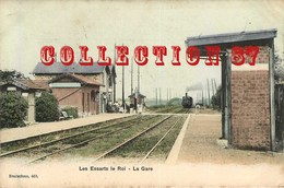 78 ACHAT DIRECT☺♦♦ LES ESSARTS Le ROI - ARRIVEE Du TRAIN En GARE - BAHN < CARTE COULEUR VOYAGEE 190? Edition BROUTECHOUX - Les Essarts Le Roi