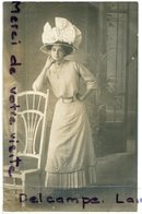 - Carte Photo - Femme, Souvenir Des 26 Ans De Berthe, Magnifique Chapeau, 1910, Du Charme, écrite, TBE, Scans. - Mode