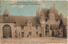 D77 - LE CHATELET EN BRIE - FERME DU CHATEAU DES DAMES - COUR INTERIEUR - Plusieurs Personnes Et Volailles - Le Chatelet En Brie