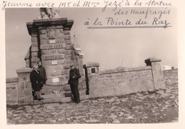 Delcampe - Vers 1970 JEANNE ET MR ET MME JEZE A LA STATUE DES NAUFRAGES DE LA POINTE DU RAZ - La Pointe Du Raz