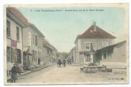 JOLIE CPA COLORISEE ANIMEE LES AVENIERES, ANIMATION DANS LA GRANDE RUE, VUE DE LA PLACE BACCHUS, FONTAINE, ISERE 38 - Les Avenières