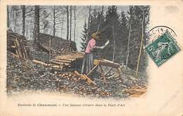 Chaumont  Environs De  .   ..52      Une Faiseuse D'écorce Dans La Forêt D'Arc      (voir Scan) - Chaumont