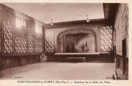 87. CPA. CHATEAUNEUF LA FORET. Intérieur De La Salle Des Fêtes. Scéne. 1943. - Chateauneuf La Foret