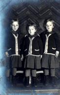 Carte Photo Originale Portrait Des 3 Soeurs, Jumelles Ou Triplette Habillées Pareil & Ressemblance Frappante Vers 1920 - Anonieme Personen