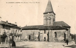 87. CPA. SAINT LAURENT SUR GORRE. Place De L'église. Homme Au Puits Pompe L'eau. - Saint Laurent Sur Gorre